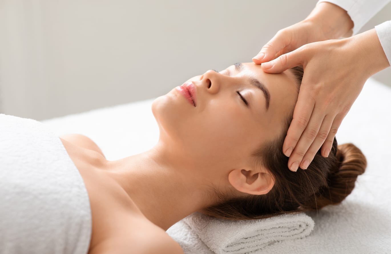 Full Body Massage dan Face Acupressure Elvara